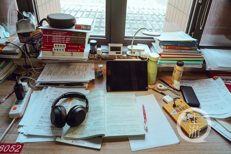 《上岸》火了,考研生借书摆在桌上讨个好彩头!休闲区蓝鸢梦想 - Www.slyday.coM 《上岸》火了,考研生借书摆在桌上讨个好彩头!休闲区蓝鸢梦想 - Www.slyday.coM