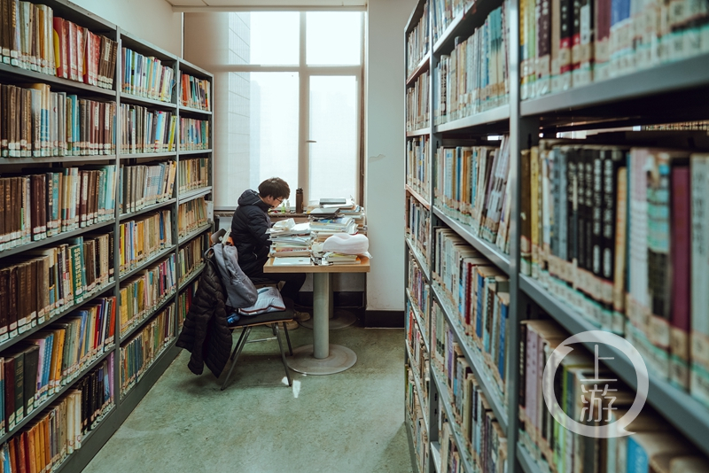 《上岸》火了,考研生借书摆在桌上讨个好彩头!休闲区蓝鸢梦想 - Www.slyday.coM 《上岸》火了,考研生借书摆在桌上讨个好彩头!休闲区蓝鸢梦想 - Www.slyday.coM