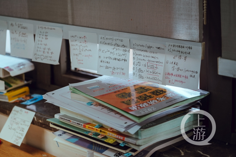 《上岸》火了,考研生借书摆在桌上讨个好彩头!休闲区蓝鸢梦想 - Www.slyday.coM 《上岸》火了,考研生借书摆在桌上讨个好彩头!休闲区蓝鸢梦想 - Www.slyday.coM