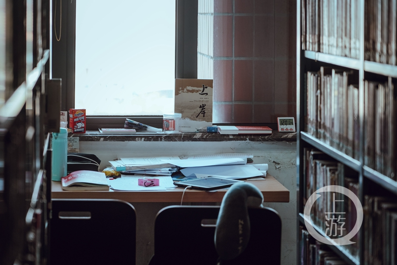 《上岸》火了,考研生借书摆在桌上讨个好彩头!休闲区蓝鸢梦想 - Www.slyday.coM 《上岸》火了,考研生借书摆在桌上讨个好彩头!休闲区蓝鸢梦想 - Www.slyday.coM