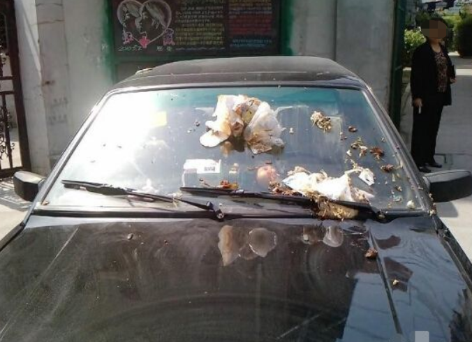 花30万买的车位被霸占,业主开车“叠罗汉”,保时捷车主心如刀割休闲区蓝鸢梦想 - Www.slyday.coM 花30万买的车位被霸占,业主开车“叠罗汉”,保时捷车主心如刀割休闲区蓝鸢梦想 - Www.slyday.coM