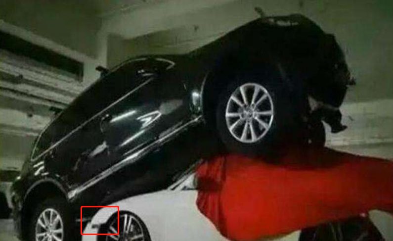 花30万买的车位被霸占,业主开车“叠罗汉”,保时捷车主心如刀割休闲区蓝鸢梦想 - Www.slyday.coM 花30万买的车位被霸占,业主开车“叠罗汉”,保时捷车主心如刀割休闲区蓝鸢梦想 - Www.slyday.coM