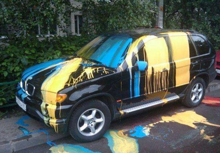 花30万买的车位被霸占,业主开车“叠罗汉”,保时捷车主心如刀割休闲区蓝鸢梦想 - Www.slyday.coM 花30万买的车位被霸占,业主开车“叠罗汉”,保时捷车主心如刀割休闲区蓝鸢梦想 - Www.slyday.coM