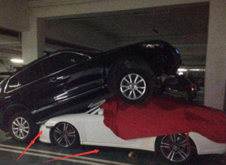 花30万买的车位被霸占,业主开车“叠罗汉”,保时捷车主心如刀割休闲区蓝鸢梦想 - Www.slyday.coM 花30万买的车位被霸占,业主开车“叠罗汉”,保时捷车主心如刀割休闲区蓝鸢梦想 - Www.slyday.coM