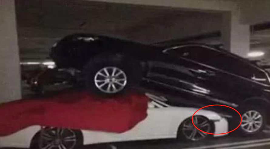 花30万买的车位被霸占,业主开车“叠罗汉”,保时捷车主心如刀割休闲区蓝鸢梦想 - Www.slyday.coM 花30万买的车位被霸占,业主开车“叠罗汉”,保时捷车主心如刀割休闲区蓝鸢梦想 - Www.slyday.coM