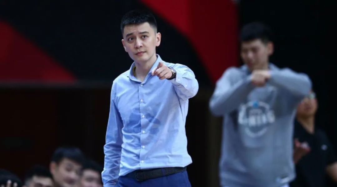 其实杨鸣巅峰时期,单场可以砍下20分18助攻,巅峰时期杨鸣拿球,9个人慌
