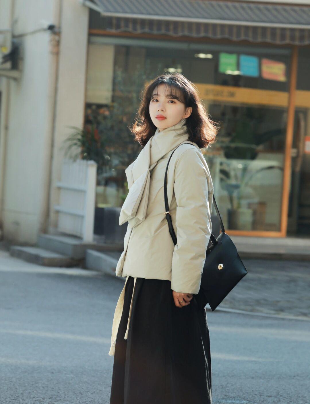 冬天还是穿“羽绒服”更暖和，简约利落又有格调，让你穿出气质美