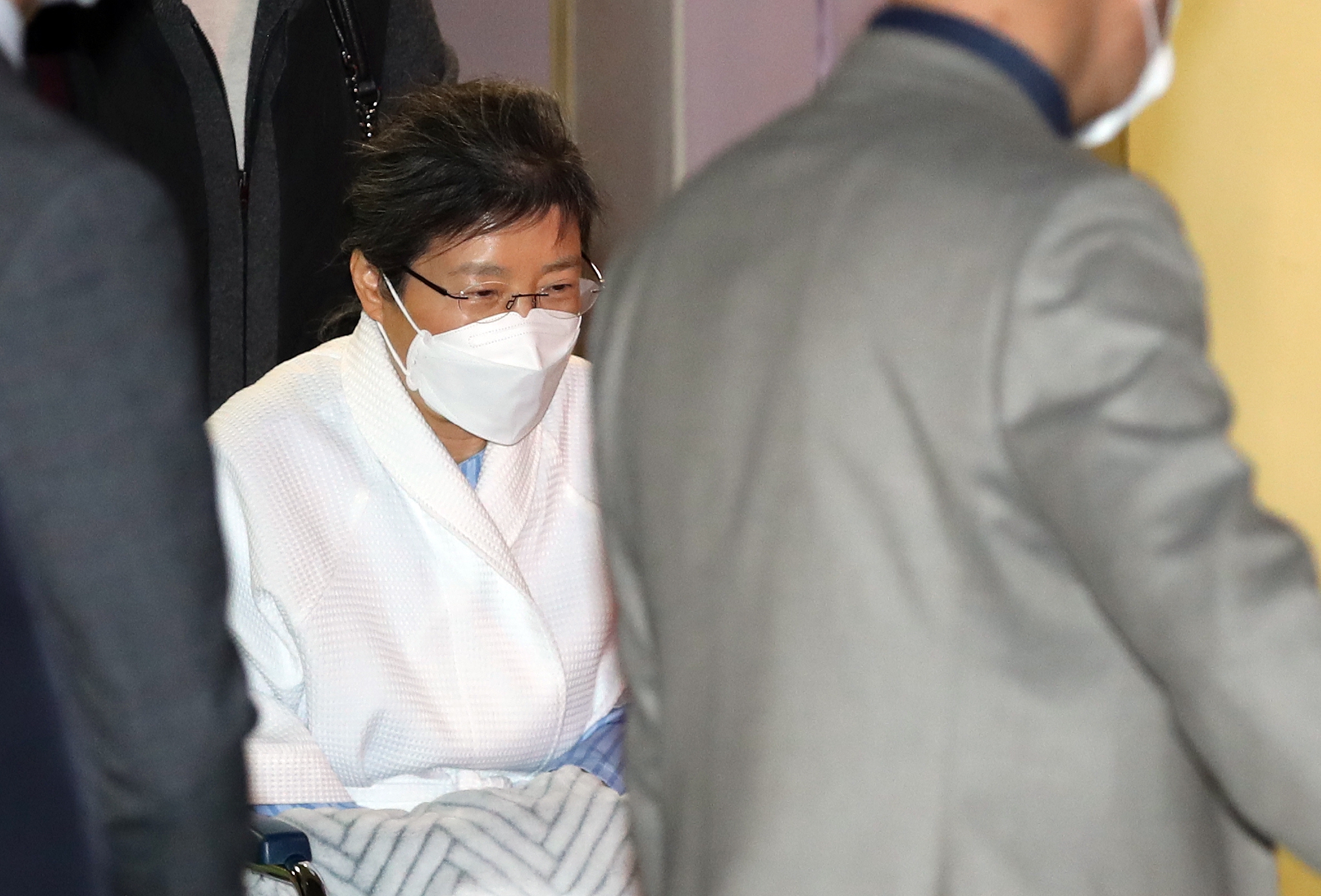 当地时间2月9日，朴槿惠解除住院隔离，返回首尔看守所。图丨澎湃影像