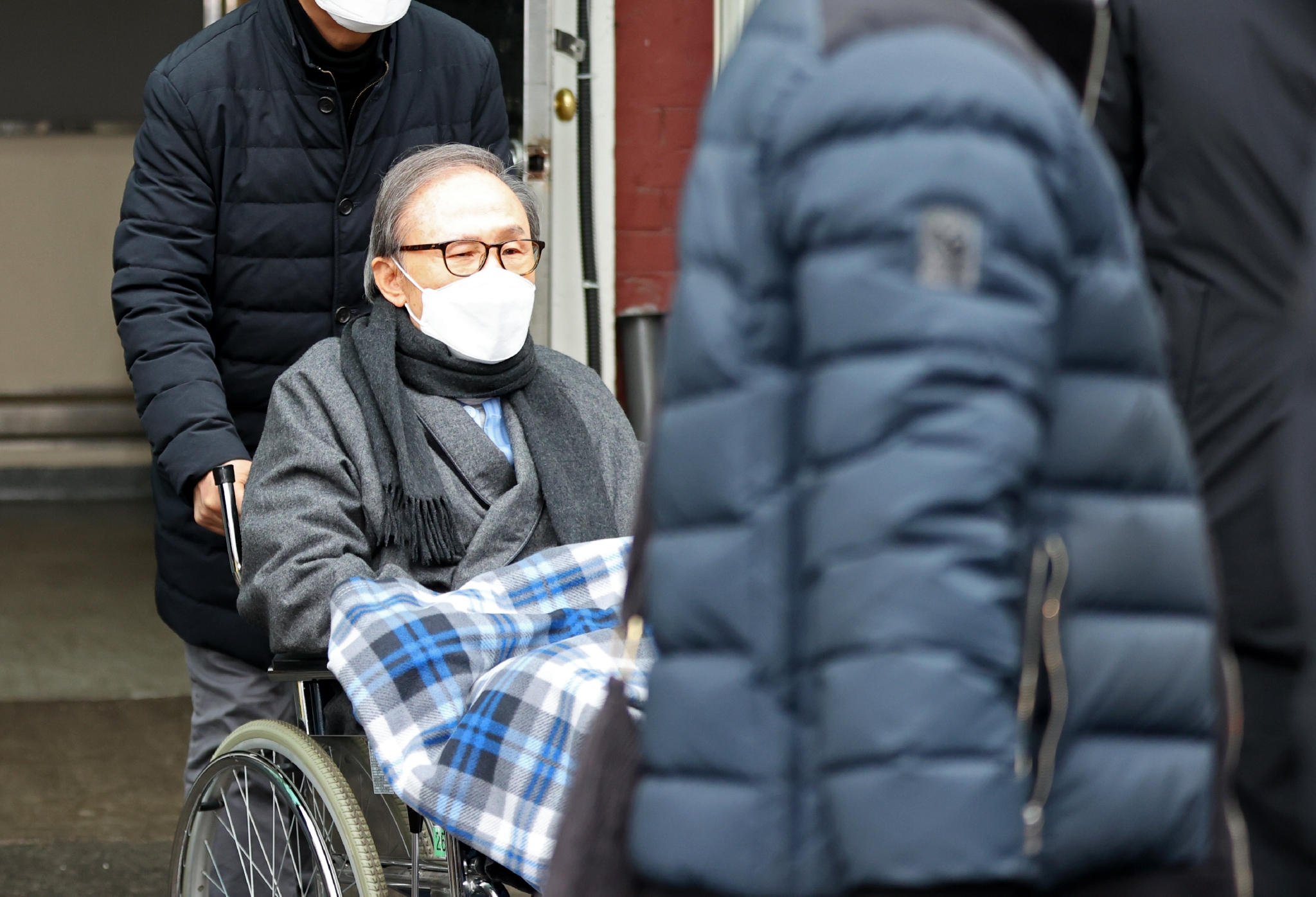 2月10日，李明博从首尔大学医院出院后被继续收押。图丨澎湃影像