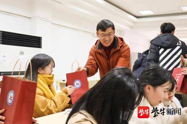 “‘语’你加邮”!南京邮电大学为考研学子准备“语音盲盒”,传递关怀与祝福休闲区蓝鸢梦想 - Www.slyday.coM “‘语’你加邮”!南京邮电大学为考研学子准备“语音盲盒”,传递关怀与祝福休闲区蓝鸢梦想 - Www.slyday.coM