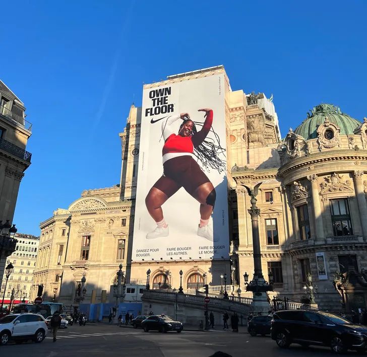 巴黎加尼叶歌剧院外的耐克海报，图自推特