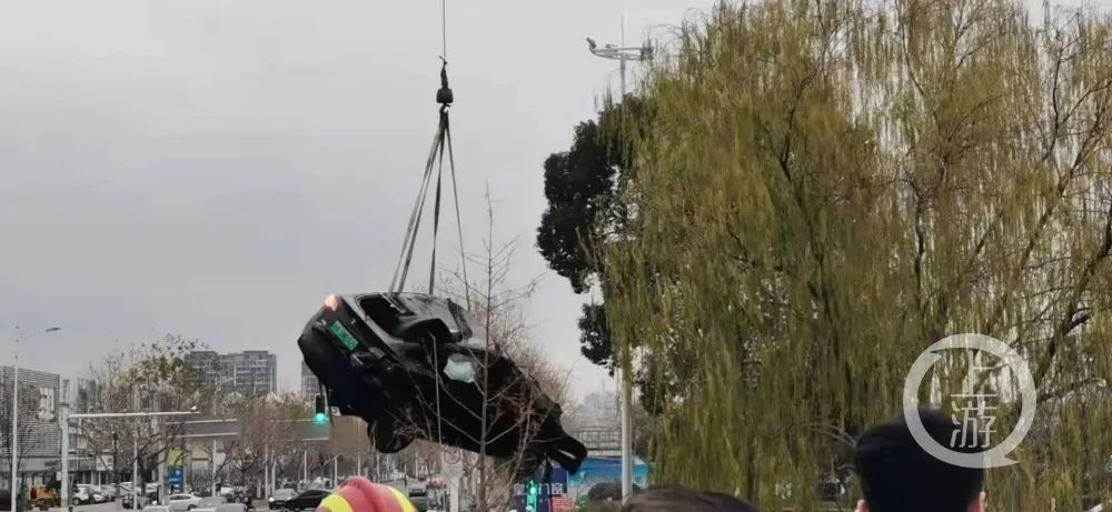 警方通报特斯拉坠河:驾车男子已身亡 其妻仍在抢救休闲区蓝鸢梦想 - Www.slyday.coM 警方通报特斯拉坠河:驾车男子已身亡 其妻仍在抢救休闲区蓝鸢梦想 - Www.slyday.coM