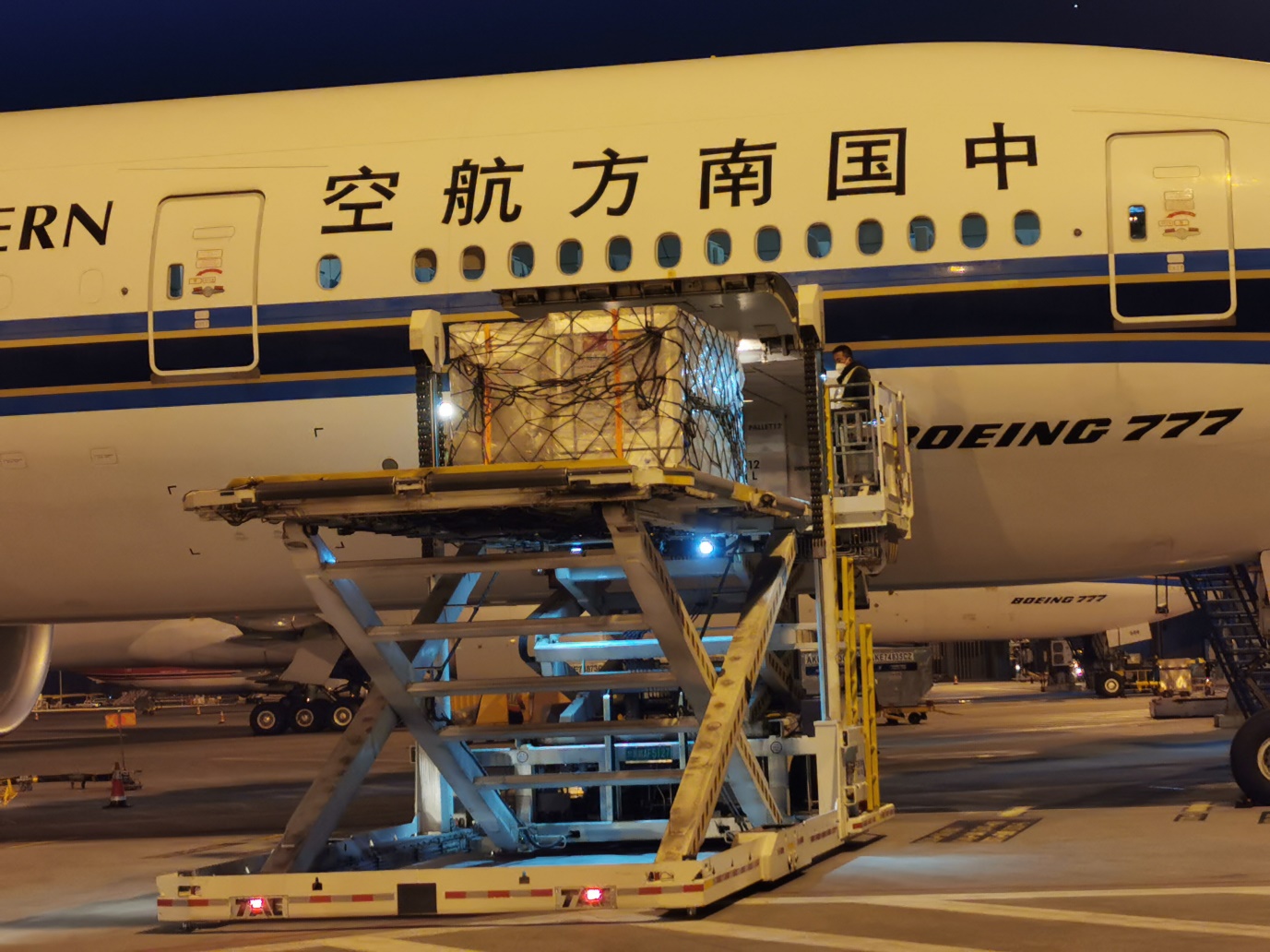 12月21日，援助缅甸的新冠疫苗从北京首都机场启运。中国红十字基金会供图
