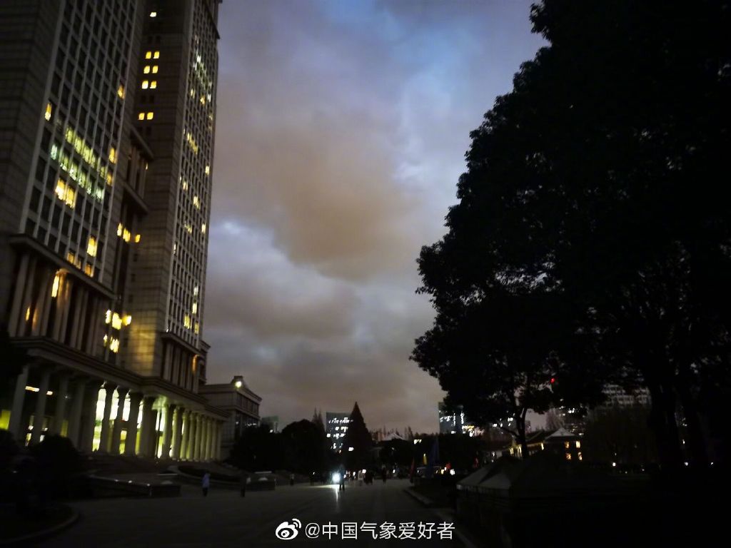 罕见！冷流暴雪突袭山东青岛，江苏上海也有！分析：寒潮角度刁钻