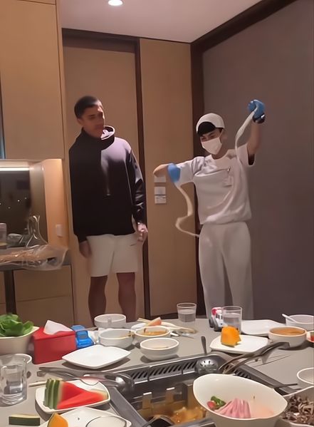 大哥范!周琦宴请3位澳洲队友吃“火锅”,帮夹肉+分享鸡蛋灌饼