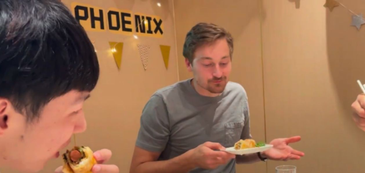 大哥范!周琦宴请3位澳洲队友吃“火锅”,帮夹肉+分享鸡蛋灌饼