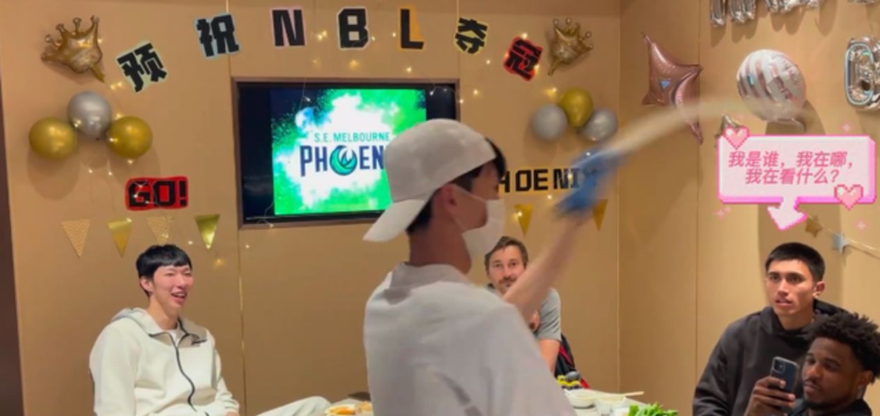 大哥范!周琦宴请3位澳洲队友吃“火锅”,帮夹肉+分享鸡蛋灌饼
