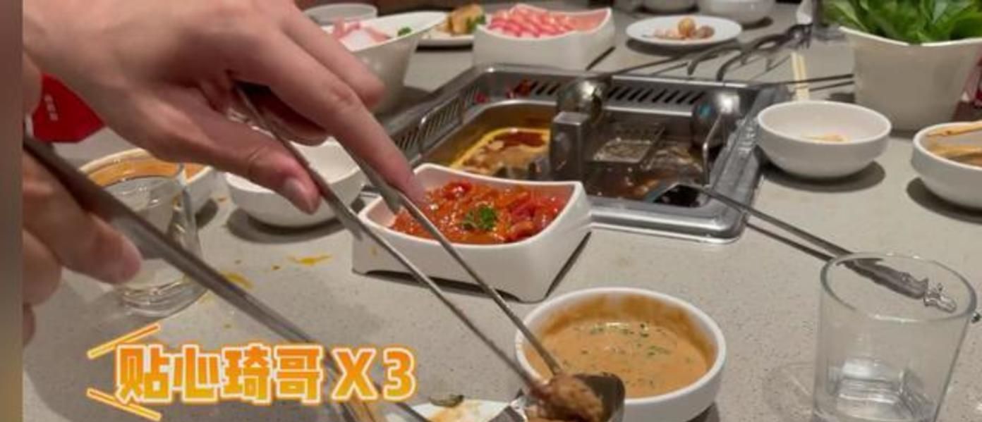 大哥范!周琦宴请3位澳洲队友吃“火锅”,帮夹肉+分享鸡蛋灌饼