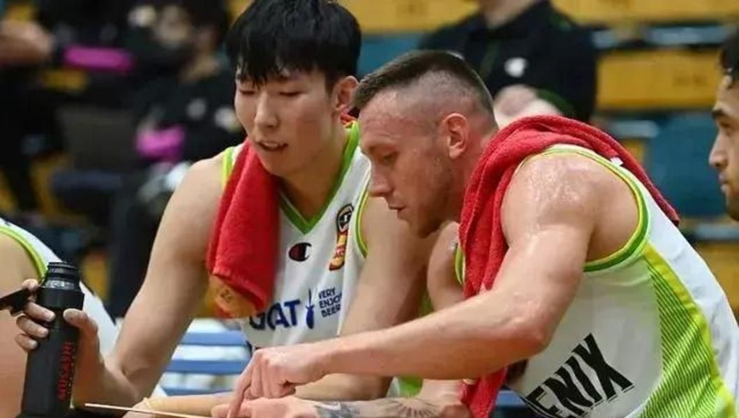 大哥范!周琦宴请3位澳洲队友吃“火锅”,帮夹肉+分享鸡蛋灌饼