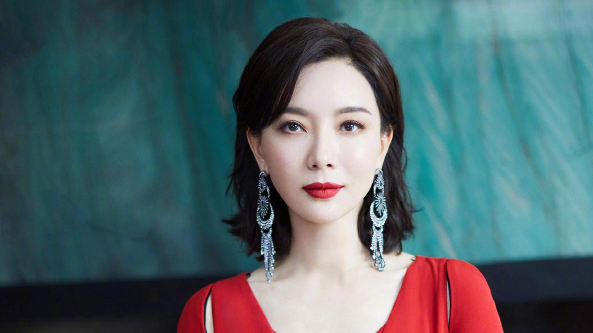 后来我们熟悉的演员陈数,也宣布离婚了,因为富豪老公出轨,但是陈数并