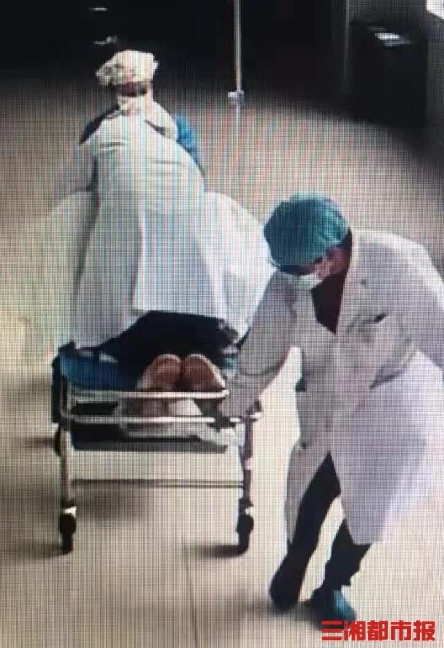 生命的托举!湖南浏阳孕妇脐带脱垂,医生跪姿托举32分钟脱险休闲区蓝鸢梦想 - Www.slyday.coM 生命的托举!湖南浏阳孕妇脐带脱垂,医生跪姿托举32分钟脱险休闲区蓝鸢梦想 - Www.slyday.coM