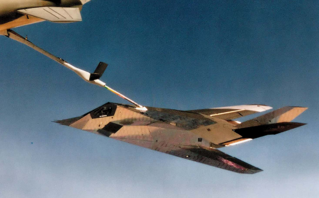 更换镜面反射材料的F-117在接受空中加油