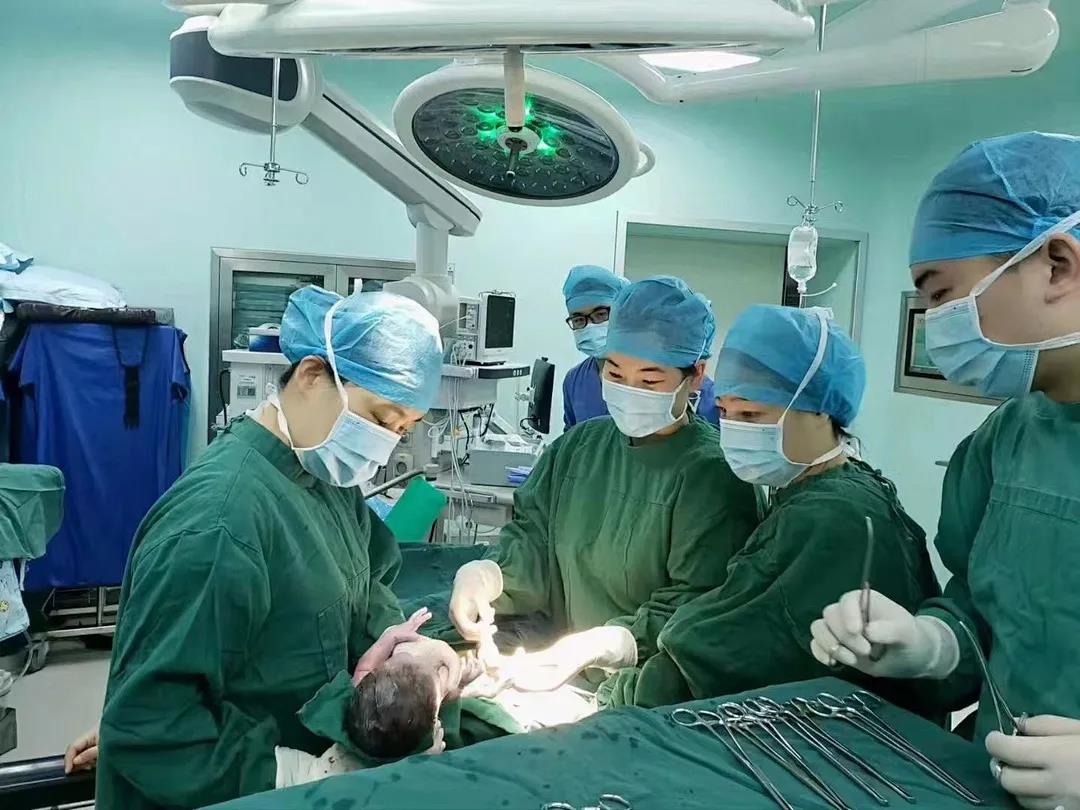 脐带脱垂男婴危在旦夕,医生跪姿托举32分钟挽救休闲区蓝鸢梦想 - Www.slyday.coM 脐带脱垂男婴危在旦夕,医生跪姿托举32分钟挽救休闲区蓝鸢梦想 - Www.slyday.coM