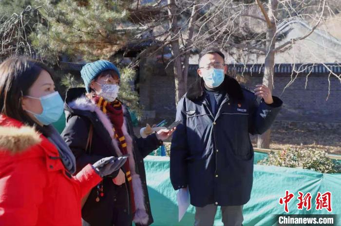 黄崖关长城博物馆讲解员接受采访。 王在御 摄