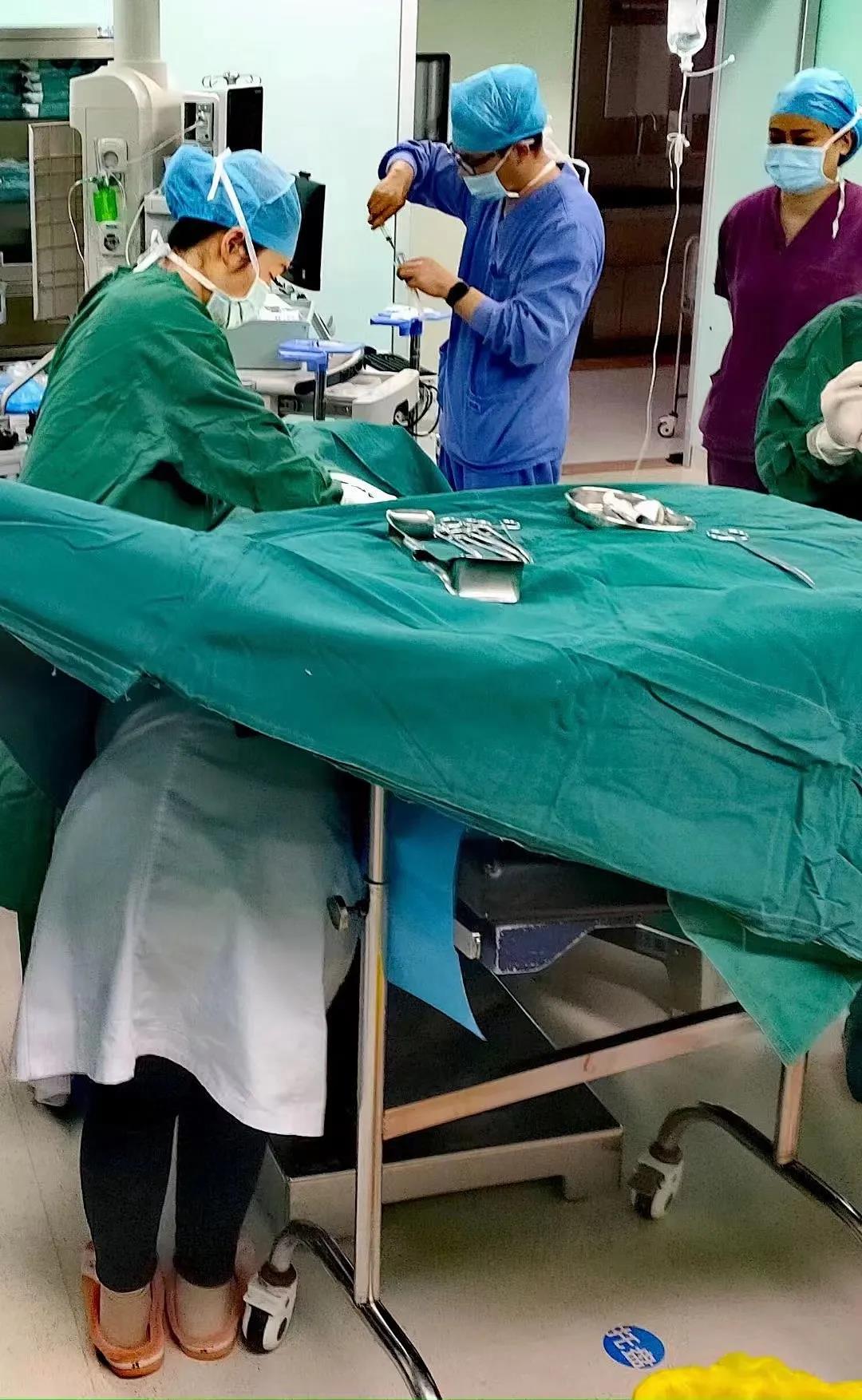 脐带脱垂男婴危在旦夕,医生跪姿托举32分钟挽救休闲区蓝鸢梦想 - Www.slyday.coM 脐带脱垂男婴危在旦夕,医生跪姿托举32分钟挽救休闲区蓝鸢梦想 - Www.slyday.coM