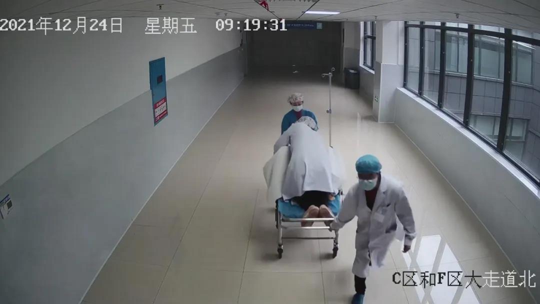 脐带脱垂男婴危在旦夕,医生跪姿托举32分钟挽救休闲区蓝鸢梦想 - Www.slyday.coM 脐带脱垂男婴危在旦夕,医生跪姿托举32分钟挽救休闲区蓝鸢梦想 - Www.slyday.coM