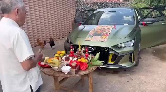 买了新车，找个大师来开开光，没什么问题吧~