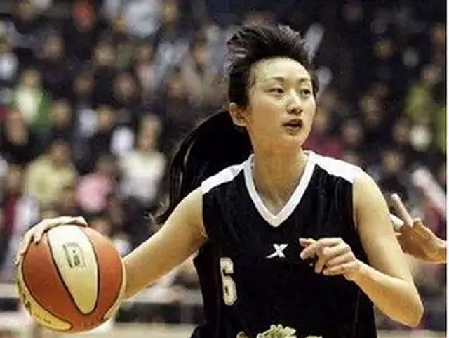 女篮王凡葬礼上莫科一夜白头再婚娶亚洲蝶后一同赡养前岳父母