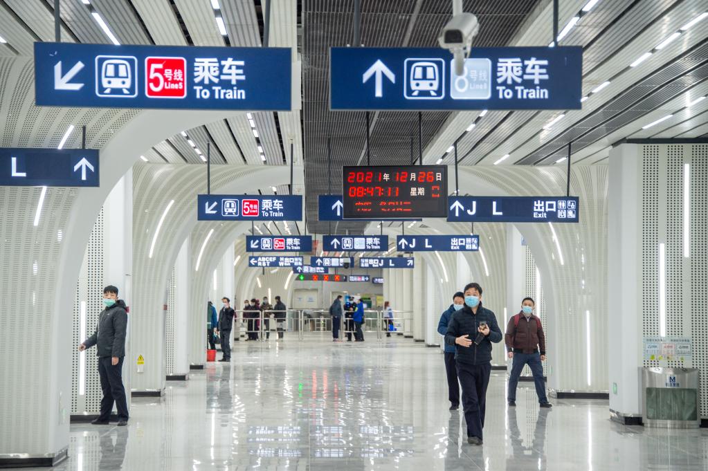  12月26日拍摄的武汉轨道交通5号线徐家棚站。新华社发（伍志尊摄）