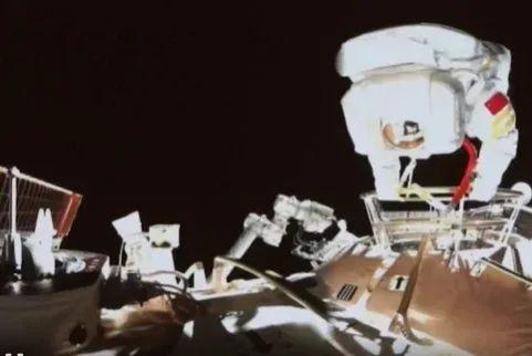 荆早报来了!今天,再次出舱!/ 道路结冰黄色预警!〔12.26〕休闲区蓝鸢梦想 - Www.slyday.coM 荆早报来了!今天,再次出舱!/ 道路结冰黄色预警!〔12.26〕休闲区蓝鸢梦想 - Www.slyday.coM