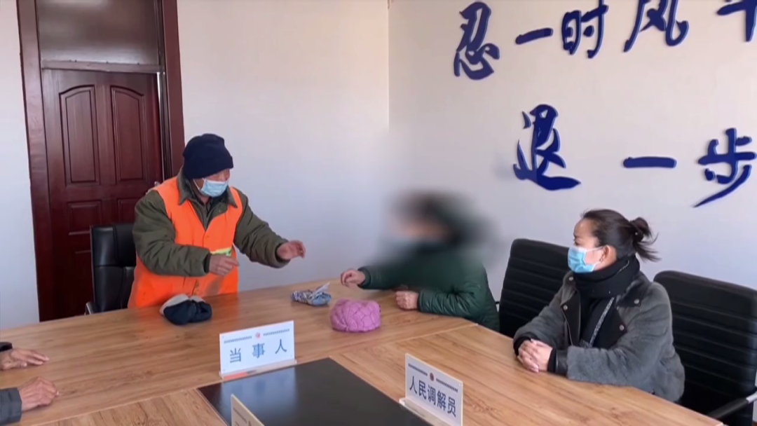 大兴安岭一环卫工人捡到帆布包裹，打开一看……立即报了警！(图4)