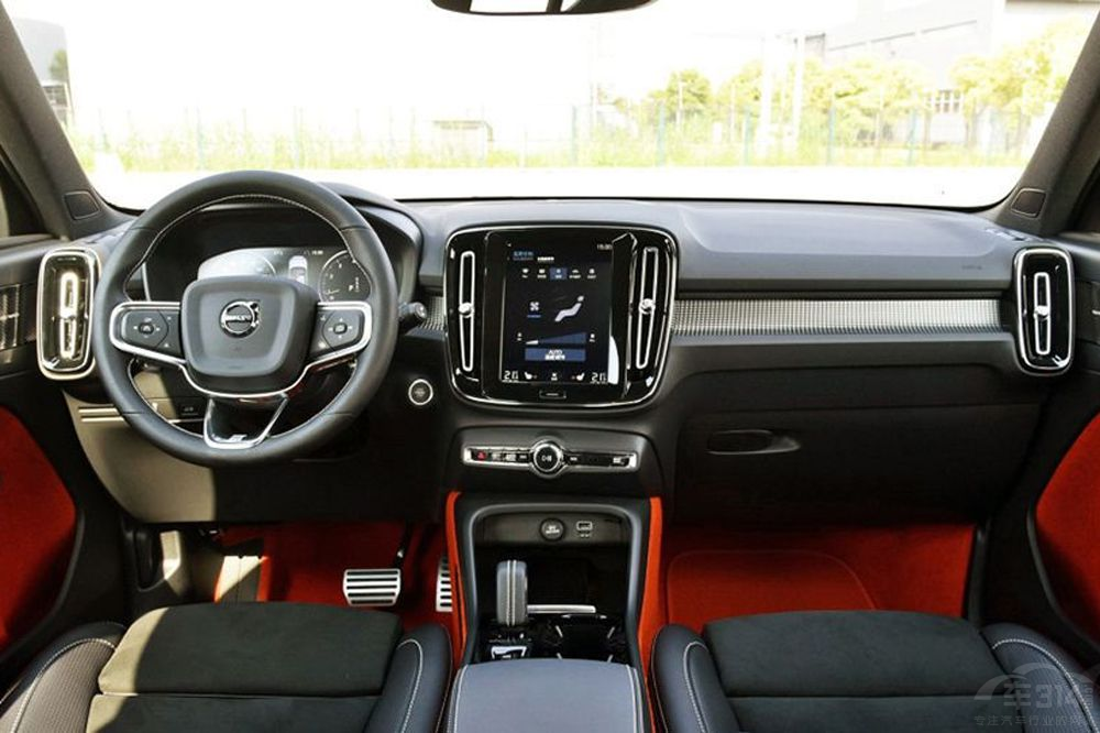 手持30万入手豪华SUV,凯迪拉克XT4、Q3、XC40谁更值得一看?