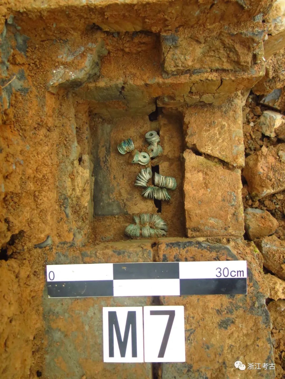 M7墓壁放置的铜钱