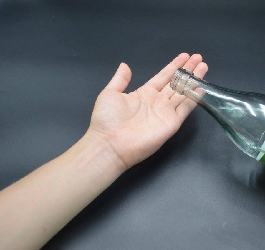 粮食酒在手搓之后,散发出来的是淡淡的粮食糟香味,没有杂味和臭味