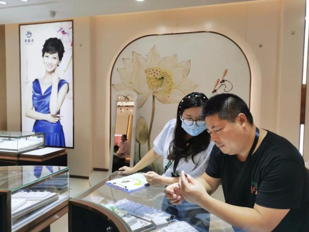▲长寿区消委会到老凤祥消费体察