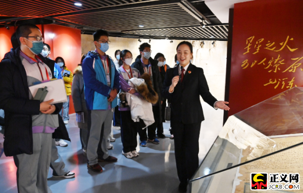法治课结束后,参加活动的师生们共同参观了人民检察博物馆。程丁、闫昭摄