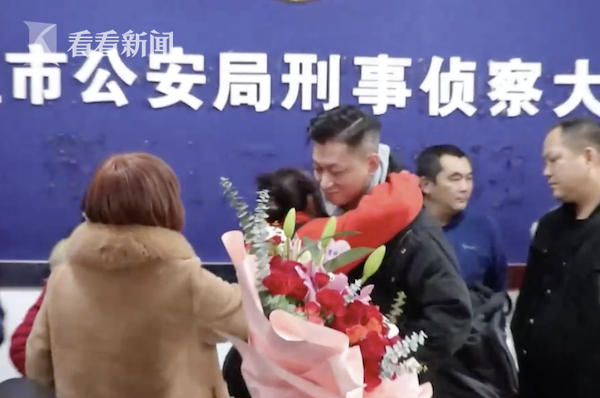 4岁儿子走失母亲一夜白了头 时隔26年亲人终团圆休闲区蓝鸢梦想 - Www.slyday.coM 4岁儿子走失母亲一夜白了头 时隔26年亲人终团圆休闲区蓝鸢梦想 - Www.slyday.coM