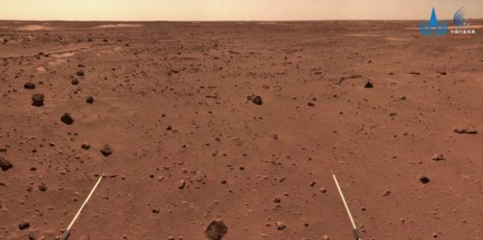 “祝融号”火星车开始穿越复杂地形地带。图片来源：中国探月工程微信公众号