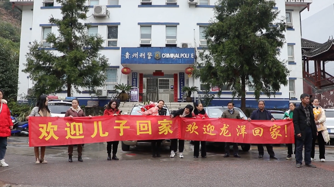 宝贝回家了!儿子走失贵州母亲一夜白了头,时隔26年亲人终团圆休闲区蓝鸢梦想 - Www.slyday.coM 宝贝回家了!儿子走失贵州母亲一夜白了头,时隔26年亲人终团圆休闲区蓝鸢梦想 - Www.slyday.coM