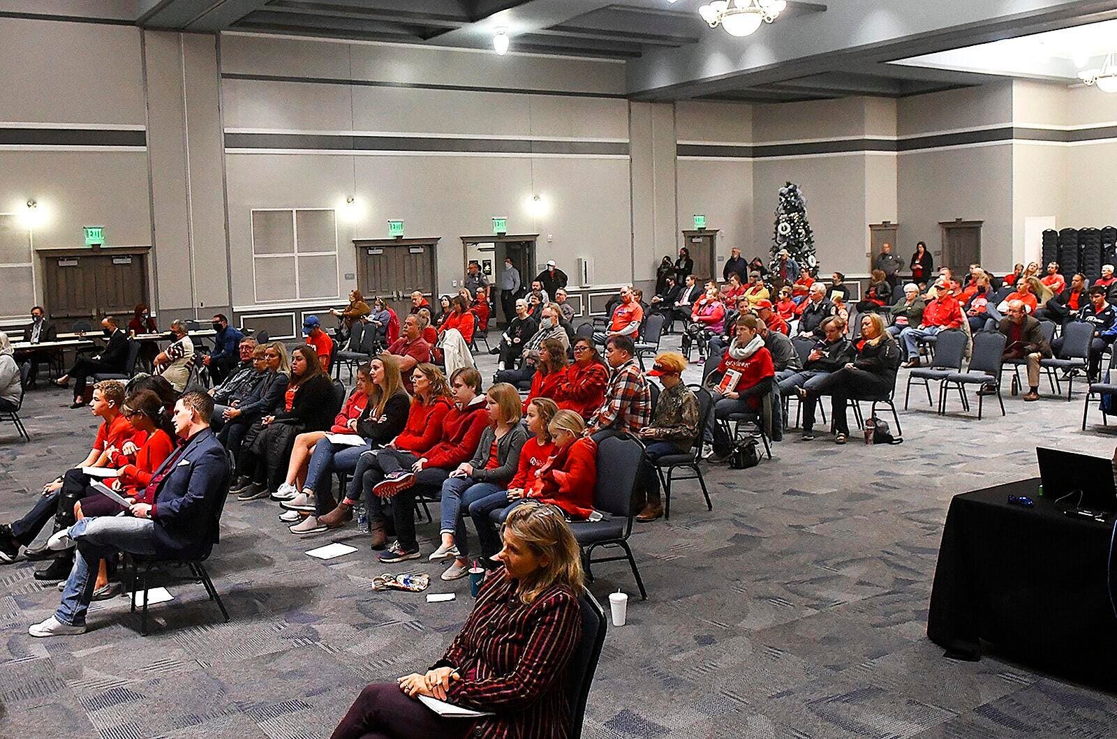 埃尼德市，统一穿着红色上衣参加市政会议的人群
