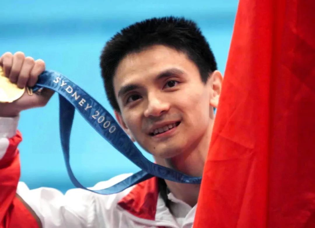 熊倪在2000年悉尼奥运会男子三米跳板颁奖仪式上。新华社发