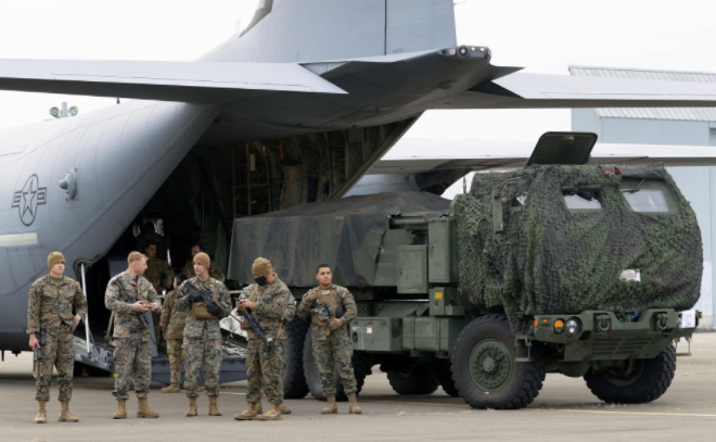 日美联合联合训练中，从美军运输机上卸下的高机动火箭炮系统“海马斯”。图自共同社