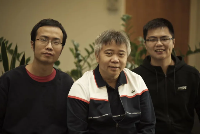 几何物理中心创始主任陈秀雄教授（中）与程经睿（左）在一起 陶冬青/ 摄