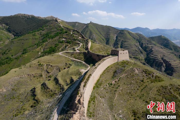 山西省朔州市山阴县,无人机航拍广武明长城,犹如巨龙在崇山峻岭间蜿蜒盘旋。(资料图片) 韦亮 摄