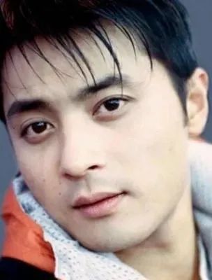 初代亚洲男神现状，郭富城、陈冠希家庭美满，69岁尊龙孤身一人
