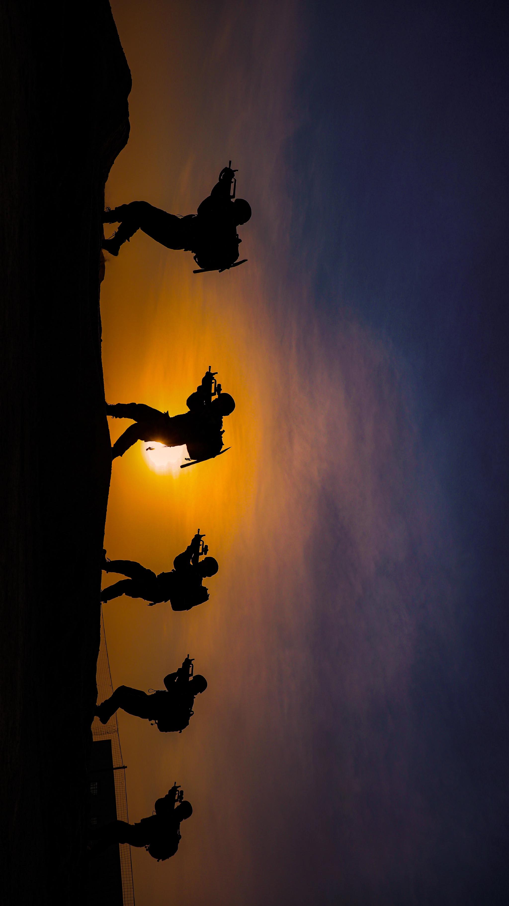 抗战川军将士出川雕像在夕阳下的剪影高清图片下载-正版图片500591396-摄图网